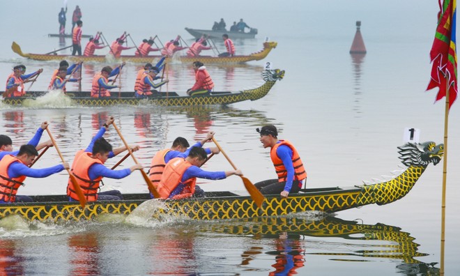 Hà Nội tổ chức lễ hội bơi chải thuyền rồng trên hồ Tây ngày 12 Tết ảnh 1