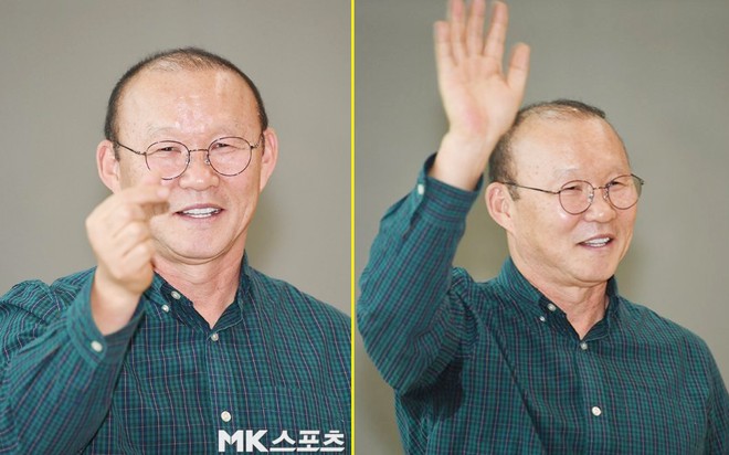 Ông Park thả tim và tươi cười vẫy tay chào các phóng viên trước khi lên máy bay trở lại Việt Nam tiếp tục công việc