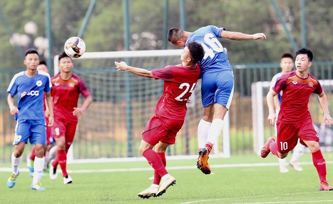 U18 Việt Nam (áo đỏ) nhận được nhiều bài học sau hai trận đấu tập vừa qua
