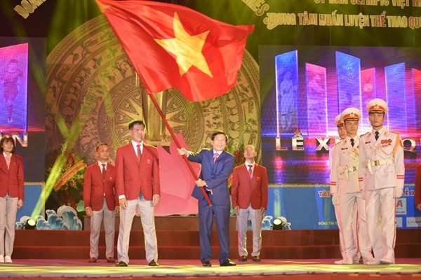Bộ trưởng Nguyễn Ngọc Thiện phất cao lá cờ Tổ quốc, chúc đoàn thể thao Việt Nam tự tin, quyết thắng và thành công tại SEA Games 30