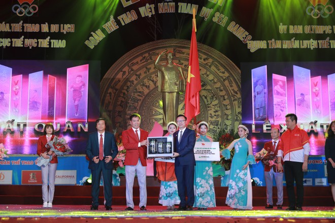 Đại diện Herbalife trao tượng trưng sản phẩm dinh dưỡng cho Trưởng đoàn Trần Đức Phấn tại lễ xuất quân Đoàn thể thao Việt Nam dự SEA Games 30