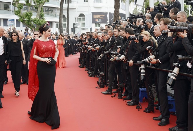 Lý Nhã Kỳ gây choáng vì đội “vương miện” lên thảm đỏ Cannes! ảnh 2