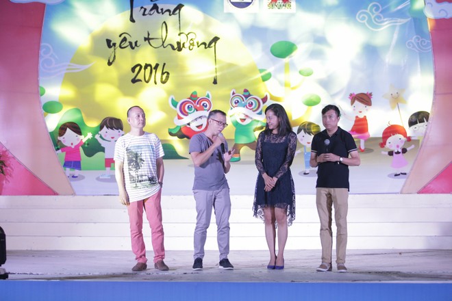 Hoa hậu Thu Vũ cùng "thần tượng" trao quà Trung Thu cho trẻ em ảnh 1