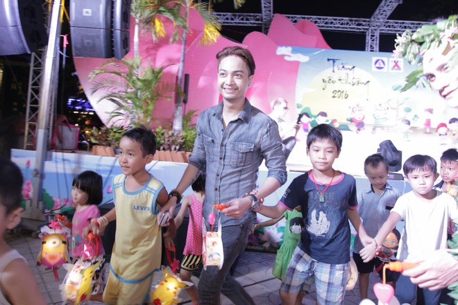 Hoa hậu Thu Vũ cùng "thần tượng" trao quà Trung Thu cho trẻ em ảnh 11