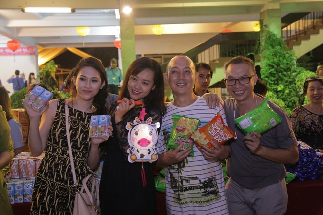 Hoa hậu Thu Vũ cùng "thần tượng" trao quà Trung Thu cho trẻ em ảnh 10