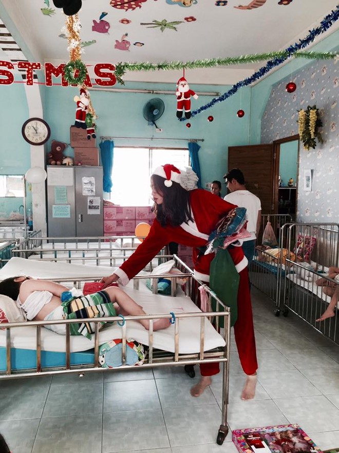 "Bà già Noel" Nguyễn Oanh mang Giáng sinh ấm áp đến với các em nhỏ bất hạnh ảnh 9