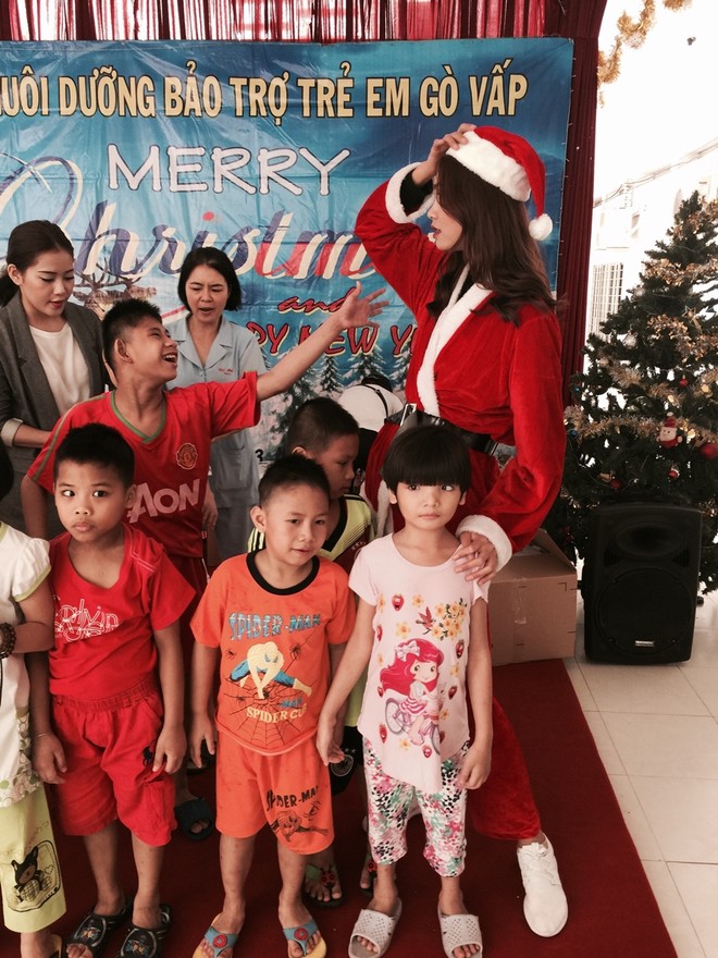 "Bà già Noel" Nguyễn Oanh mang Giáng sinh ấm áp đến với các em nhỏ bất hạnh ảnh 5