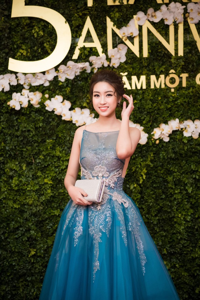 Hoa hậu Mỹ Linh "đọ" sắc với đàn chị Ngọc Hân ảnh 14