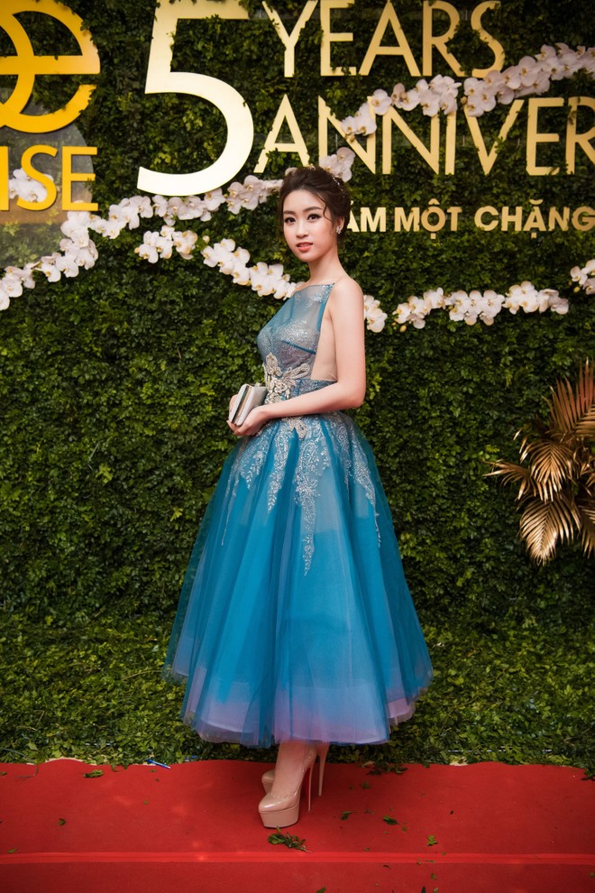 Hoa hậu Mỹ Linh "đọ" sắc với đàn chị Ngọc Hân ảnh 15
