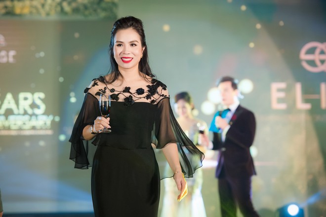 Hoa hậu Mỹ Linh "đọ" sắc với đàn chị Ngọc Hân ảnh 8