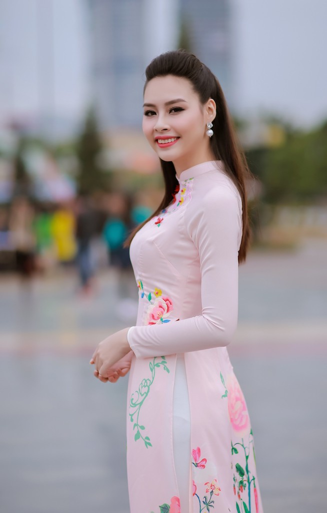 Ngắm nhan sắc rạng ngời của Hoa hậu Biển Thùy Trang ảnh 3