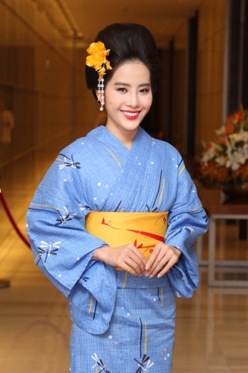 Dàn "sao" đẹp lạ trong trang phục Kimono ảnh 2