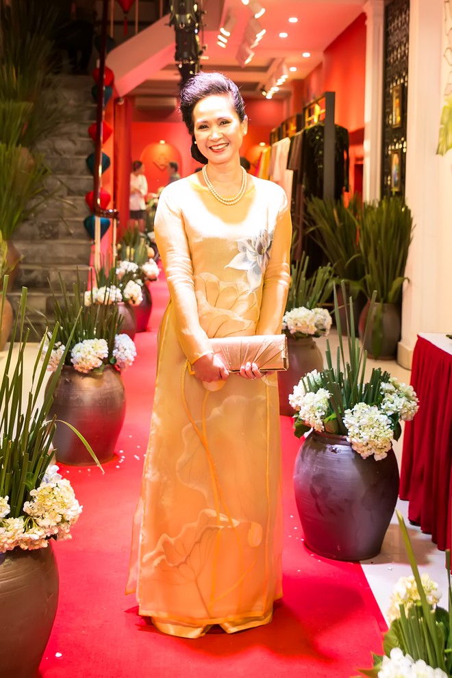 Hoa hậu Ngọc Hân mặc áo dài lấy cảm hứng từ nhân vật Thánh mẫu ảnh 4