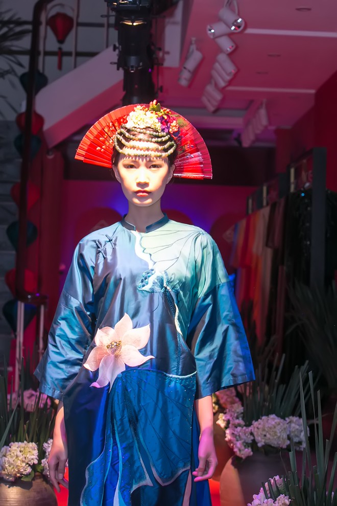 Hoa hậu Ngọc Hân mặc áo dài lấy cảm hứng từ nhân vật Thánh mẫu ảnh 15
