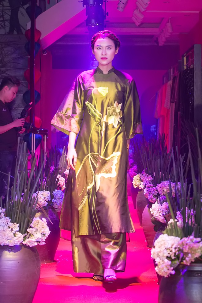 Hoa hậu Ngọc Hân mặc áo dài lấy cảm hứng từ nhân vật Thánh mẫu ảnh 10