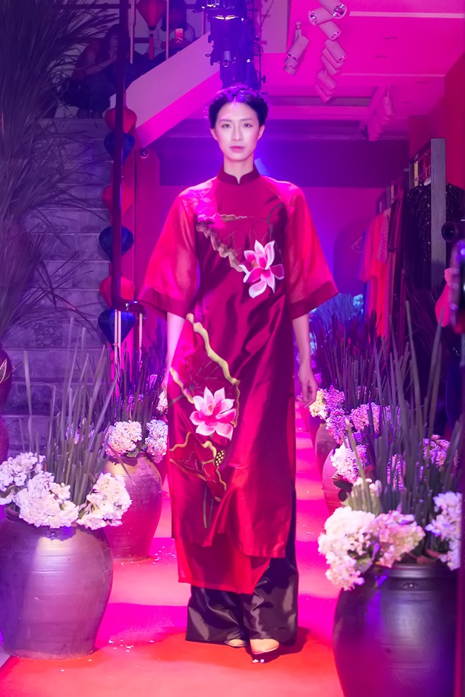 Hoa hậu Ngọc Hân mặc áo dài lấy cảm hứng từ nhân vật Thánh mẫu ảnh 11