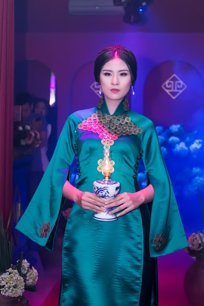 Hoa hậu Ngọc Hân mặc áo dài lấy cảm hứng từ nhân vật Thánh mẫu ảnh 7