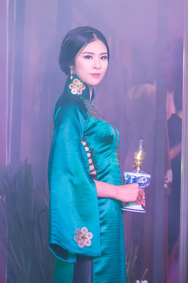 Hoa hậu Ngọc Hân mặc áo dài lấy cảm hứng từ nhân vật Thánh mẫu ảnh 1
