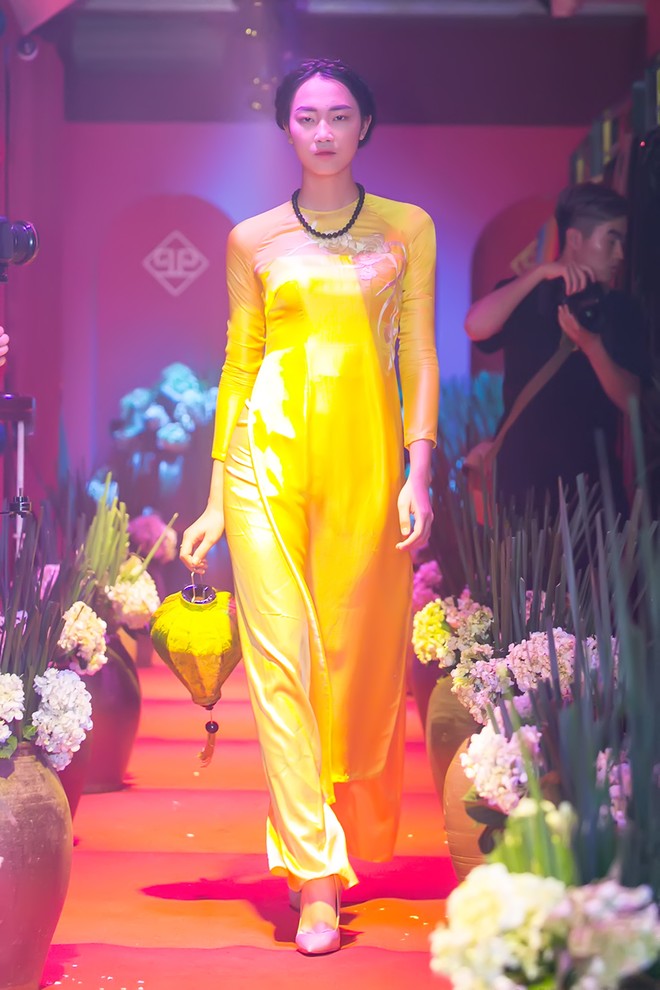 Hoa hậu Ngọc Hân mặc áo dài lấy cảm hứng từ nhân vật Thánh mẫu ảnh 16