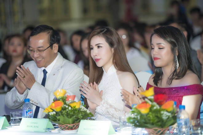 Hoa hậu Hoàng Dung ngồi "ghế nóng" cùng NSND Trung Hiếu ảnh 5