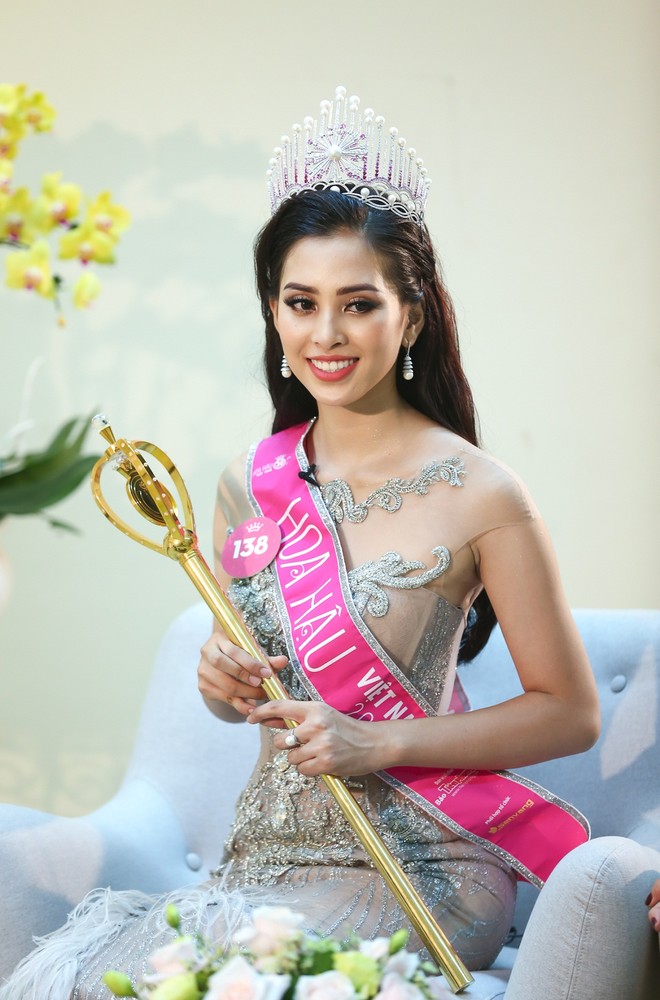 Tân "Hoa hậu Việt Nam" Tiểu Vy giãi bày tâm trạng căng thẳng khi trả lời phỏng vấn ảnh 1