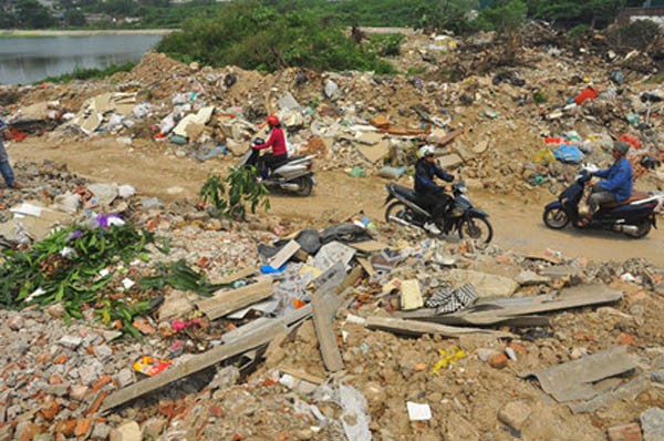 Trước thời điểm 15-4-2016, tình trạng đổ trộm phế thải, rác thải phổ biến ở khu vực Đầm Hồng