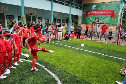 Hà Nội sẽ xây dựng sân bóng đá tiêu chuẩn cho trẻ khiếm thị ảnh 1
