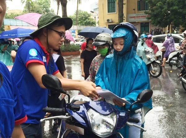 76.000 thí sinh Hà Nội đội mưa lớn đến trường thi THPT quốc gia ảnh 1