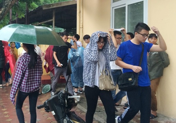 76.000 thí sinh Hà Nội đội mưa lớn đến trường thi THPT quốc gia ảnh 5
