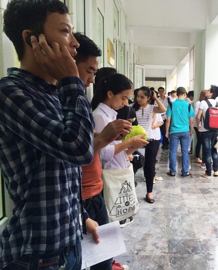 76.000 thí sinh Hà Nội đội mưa lớn đến trường thi THPT quốc gia ảnh 6