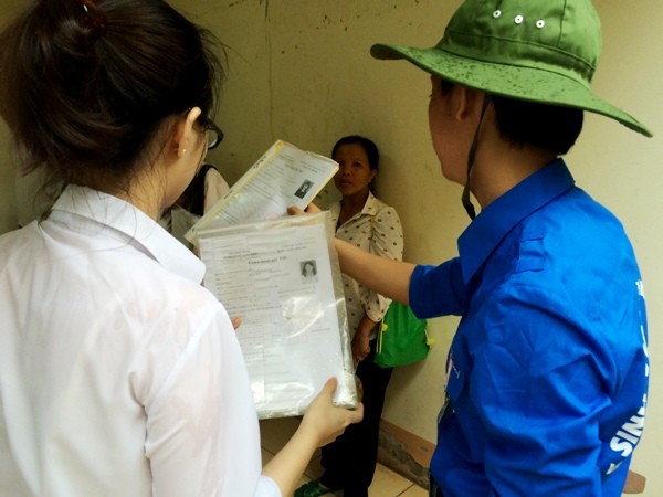 76.000 thí sinh Hà Nội đội mưa lớn đến trường thi THPT quốc gia ảnh 3