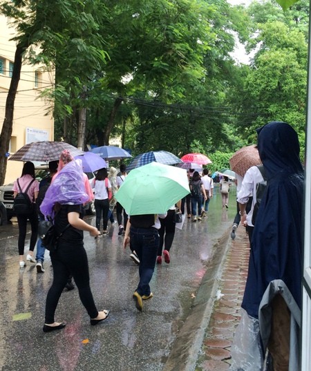 76.000 thí sinh Hà Nội đội mưa lớn đến trường thi THPT quốc gia ảnh 4