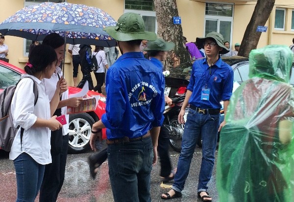 76.000 thí sinh Hà Nội đội mưa lớn đến trường thi THPT quốc gia ảnh 2