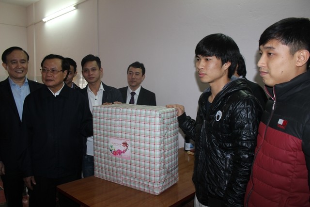 Bí thư Thành ủy Hà Nội thăm công nhân KCN Bắc Thăng Long ảnh 1
