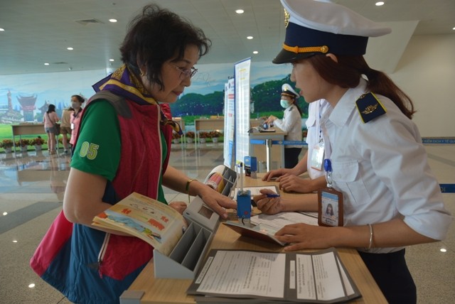 Chính thức áp dụng tờ khai y tế về dịch MERS tại sân bay Nội Bài ảnh 2