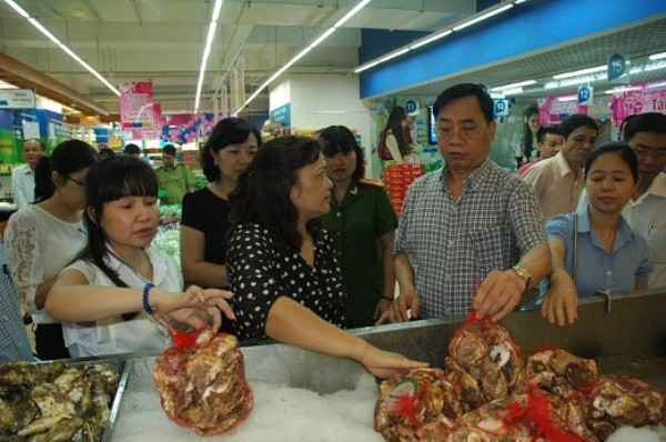 Phát hiện nửa tấn sản phẩm gia súc, gia cầm bốc mùi tại chợ Phùng Khoang ảnh 1