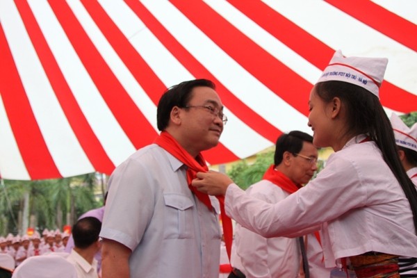 Bí thư Thành ủy Hà Nội đánh trống khai giảng ở trường Phổ thông Dân tộc nội trú Ba Vì ảnh 2
