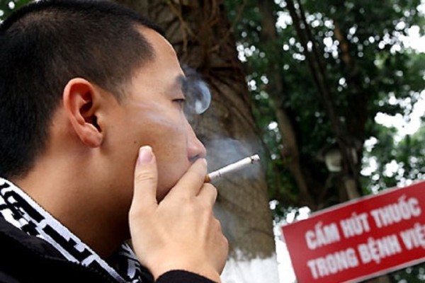 Nam giới ở thành thị hút thuốc lá ít hơn so với 5 năm trước ảnh 1