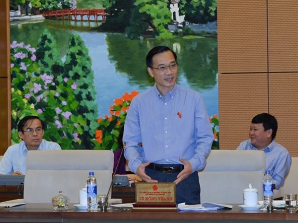 Chủ nhiệm Ủy ban Kinh tế của Quốc hội Vũ Hồng Thanh báo cáo tại phiên họp