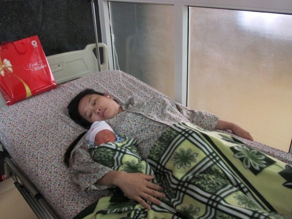 Cứu sống mẹ con sản phụ vỡ tử cung trong đêm, Bệnh viện Thạch Thất được khen ảnh 2