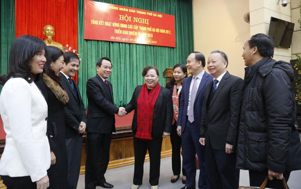 Chủ tịch HĐND TP Hà Nội Nguyễn Thị Bích Ngọc trao đổi với các đại biểu dự hội nghị