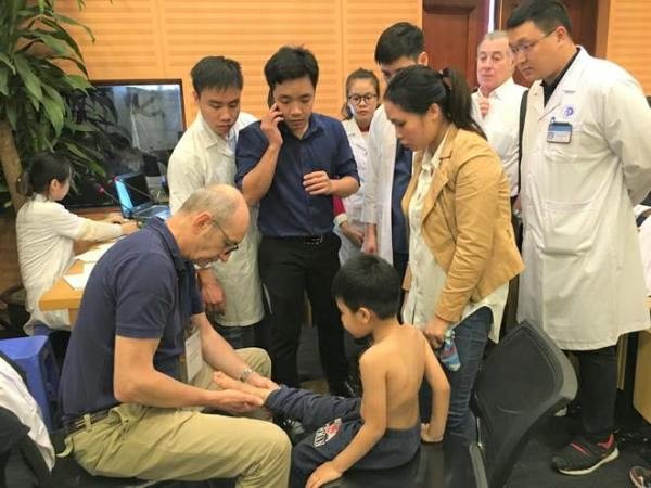 Chuyên gia hàng đầu châu Âu đến Hà Nội khám miễn phí cho trẻ bị dị tật ảnh 1