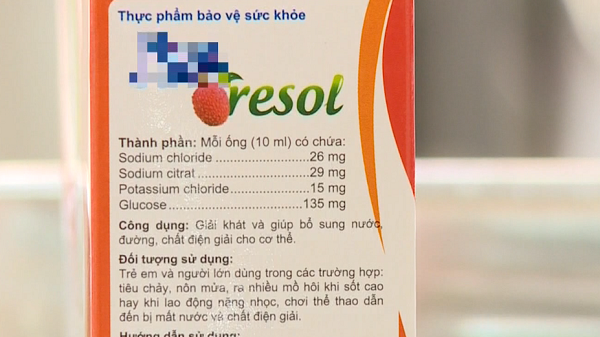 Bác sĩ khuyến cáo không được cho trẻ sử dụng thực phẩm chức năng dạng oresol để thay thế thuốc oresol