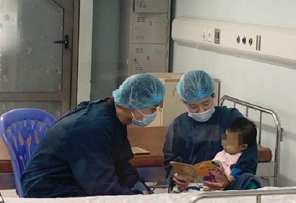 Kỷ lục: Lần đầu tiên ở Việt Nam ghép gan cho cháu bé mới chỉ 1 tuổi ảnh 2