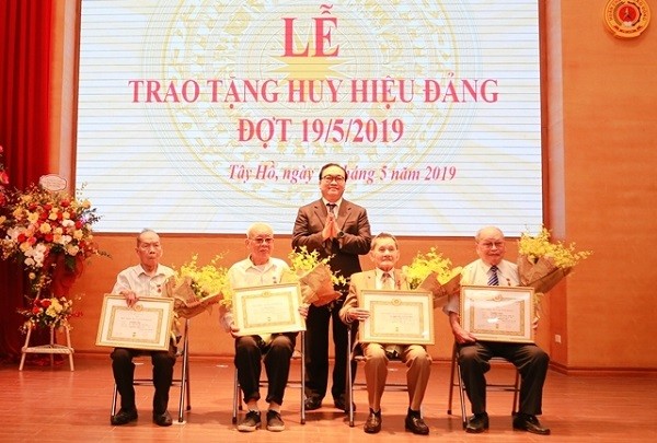 Lãnh đạo thành phố Hà Nội trao Huy hiệu Đảng cho đảng viên lão thành quận Tây Hồ, Thanh Xuân ảnh 1