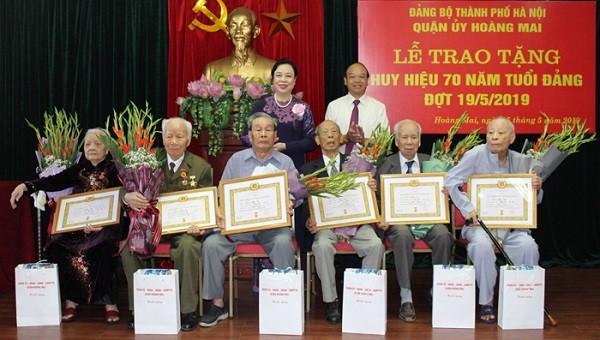Lãnh đạo thành phố Hà Nội trao Huy hiệu Đảng cho đảng viên lão thành quận Tây Hồ, Thanh Xuân ảnh 2