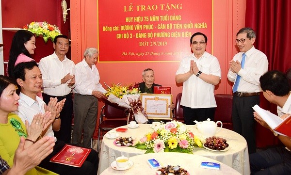 Trao Huy hiệu 75 năm tuổi Đảng cho hai đồng chí lão thành cách mạng Vũ Oanh và Dương Văn Phúc ảnh 1