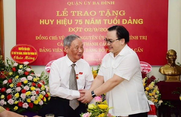 Trao Huy hiệu 75 năm tuổi Đảng cho hai đồng chí lão thành cách mạng Vũ Oanh và Dương Văn Phúc ảnh 2