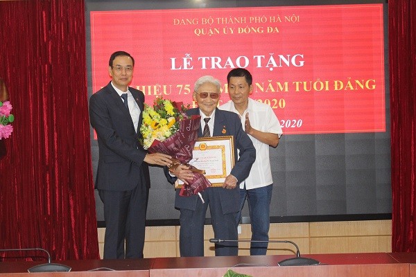 Lãnh đạo Thành ủy Hà Nội trao Huy hiệu 75 năm tuổi Đảng tại quận Đống Đa ảnh 1