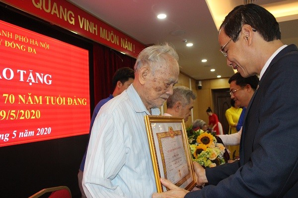 Lãnh đạo Thành ủy Hà Nội trao Huy hiệu 75 năm tuổi Đảng tại quận Đống Đa ảnh 2